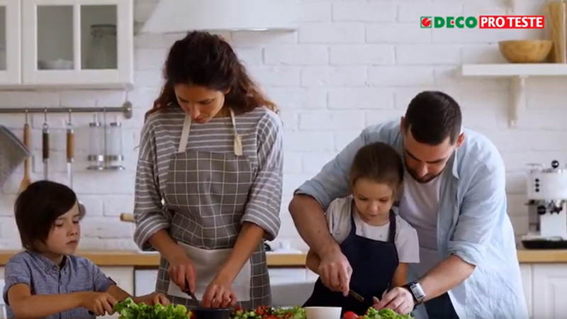 familia a lavar as mãos